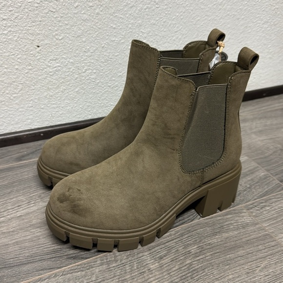 Mia Women's Ivy Chelsea Lug Sole Booties - Picture 4 of 6